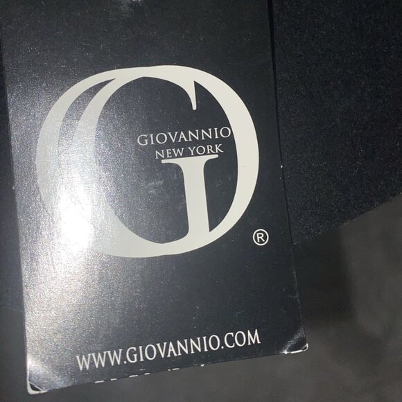 Wide-brimmed hat in black with a red ribbon around Giovanni's head. - Picture 6 of 6